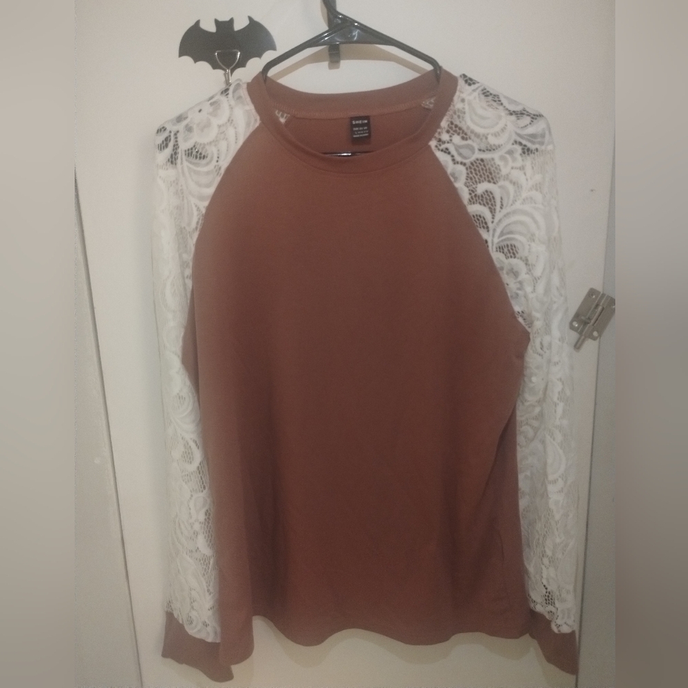 ❤️5/$5❤️ Women's Lace Sleeve Top